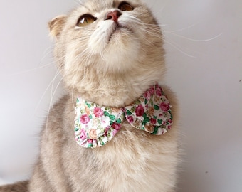 Rosarotes Katzenhalsband im Shirt-Stil mit kleinen Blumen | Handgefertigte Eleganz für Ihre Katzen | Einzigartiges Geschenk für Katzenliebhaber | Ausreißer Halsband