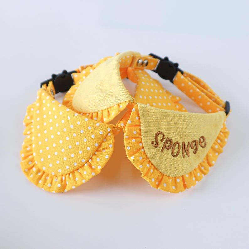 Niedliches gelbes Katzen-Hemd mit weißen Punkten | Personalisierbares, besticktes Hemd-Katzenhalsband | Stilvolles Sicherheitshalsband mit Glöckchen | Geschenk für Katzenliebhaber Bild 1