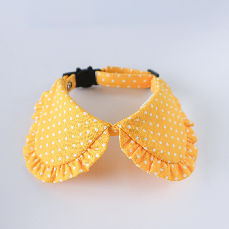 Niedliches gelbes Katzen-Hemd mit weißen Punkten | Personalisierbares, besticktes Hemd-Katzenhalsband | Stilvolles Sicherheitshalsband mit Glöckchen | Geschenk für Katzenliebhaber Bild 3