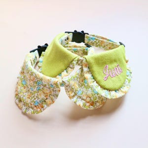 Collare per gatti personalizzabile con nome ricamato, collare per gatti con volant unico, collare per gatti con stampe di piccoli fiori verdi, regalo per gli amanti dei gatti
