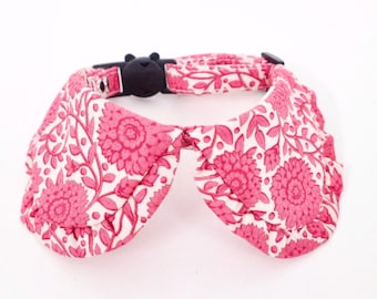 Könnte beinhalten: Ein pinkfarbenes und weißes Hundehalsband mit floralem Muster und einer schwarzen Kunststoffschnalle.