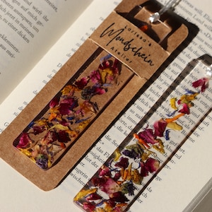 Personalisierbares Lesezeichen mit eingearbeiteten Blüten aus Epoxidharz I Rosenblätter/Blütenkonfetti I Muttertag Geschenkidee I Bücherwurm Bild 2