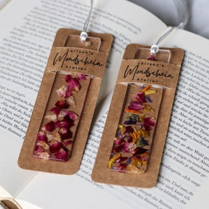 Personalisierbares Lesezeichen mit eingearbeiteten Blüten aus Epoxidharz I Rosenblätter/Blütenkonfetti I Muttertag Geschenkidee I Bücherwurm Bild 1