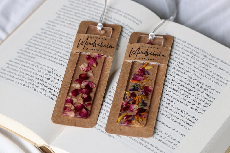 Personalisierbares Lesezeichen mit eingearbeiteten Blüten aus Epoxidharz I Rosenblätter/Blütenkonfetti I Muttertag Geschenkidee I Bücherwurm Bild 1