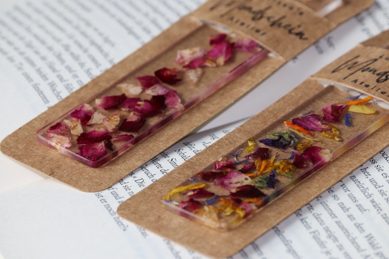 Personalisierbares Lesezeichen mit eingearbeiteten Blüten aus Epoxidharz I Rosenblätter/Blütenkonfetti I Muttertag Geschenkidee I Bücherwurm Bild 4