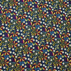 Può includere: Un tessuto fantasia con un motivo ripetuto di forme floreali gialle, rosse e blu e piccoli fiori bianchi su sfondo blu scuro. Il motivo è fitto e copre l'intera superficie.
