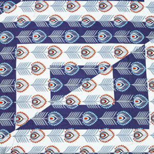 Può includere: Un tessuto a fantasia con un motivo ripetuto di piume di pavone. Il design incorpora una tavolozza di blu navy, bianco, azzurro e rosso. Le piume sono disposte in file orizzontali, creando un motivo visivamente accattivante e simmetrico.