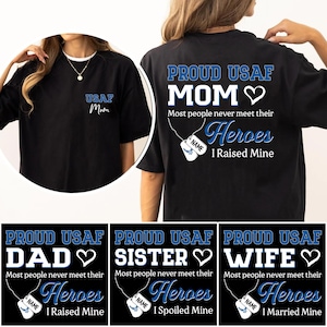 Könnte beinhalten: Schwarze T-Shirts mit den Aufdrucken "USAF Mom" und "Proud USAF Mom". Auf der Rückseite des Shirts steht "Most people never meet their Heroes, I Raised Mine" mit einer Erkennungsmarken-Grafik. Andere Shirts sagen "Dad", "Sister" und "Wife".
