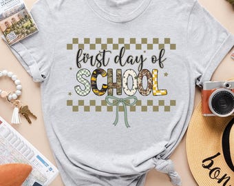 迷彩柄の初登校Tシャツ、新学期歓迎Tシャツ、先生用Tシャツ、新学期Tシャツ、先生への感謝Tシャツ、先生へのプレゼント