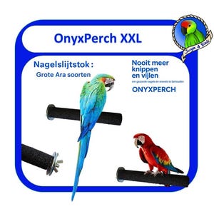 Op de afbeelding: Een blauwe en groene ara zit op een zwarte OnyxPerch XXL vogel zitstok. De afbeelding bevat de tekst "OnyxPerch XXL" en "Jungle 4 Birds". De zitstok is ontworpen voor grote papegaaien.