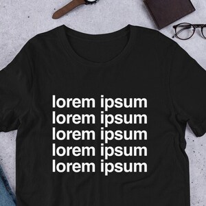Puede incluir: Camiseta negra con el texto "lorem ipsum" repetido cinco veces en blanco.