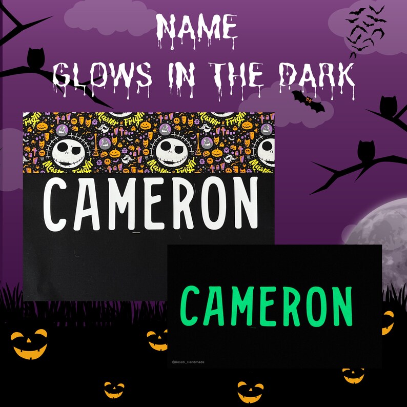 Puede incluir: Un letrero en blanco y negro con el texto "NAME GLOWS IN THE DARK" y el nombre "CAMERON" en letras blancas. El letrero tiene un patr&oacute;n en blanco y negro de Jack Skellington y art&iacute;culos con tem&aacute;tica de Halloween. El letrero est&aacute; sobre un fondo morado con murci&eacute;lagos y una luna.
