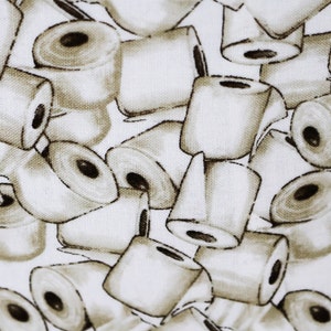 Peut inclure: Un tissu blanc avec un motif r&eacute;p&eacute;t&eacute; de rouleaux de papier toilette bruns. Le tissu a une surface textur&eacute;e.