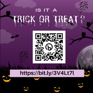 Puede incluir: Un fondo morado con un c&oacute;digo QR en blanco y negro en el centro. El c&oacute;digo QR tiene un c&iacute;rculo blanco con una "b" min&uacute;scula en el centro. El texto "Is it a Trick or Treat?" est&aacute; en la parte superior de la imagen. El texto "https://bit.ly/3V4Lt7l" est&aacute; en la parte inferior de la imagen. El fondo tiene un tema de Halloween con murci&eacute;lagos negros, b&uacute;hos y calabazas.