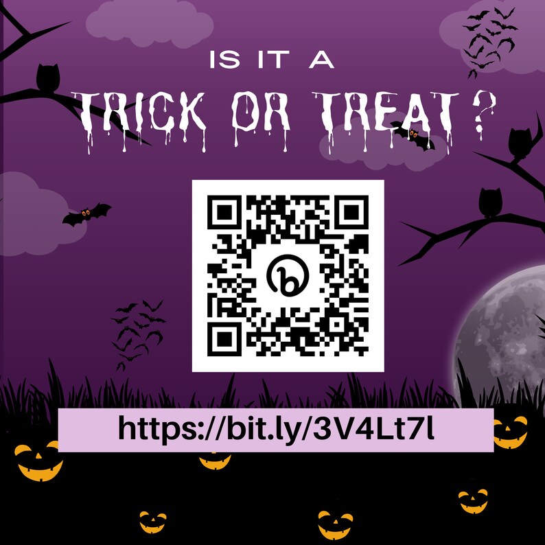 Puede incluir: Un fondo morado con un c&oacute;digo QR en blanco y negro en el centro. El c&oacute;digo QR tiene un c&iacute;rculo blanco con una "b" min&uacute;scula en el centro. El texto "Is it a Trick or Treat?" est&aacute; en la parte superior de la imagen. El texto "https://bit.ly/3V4Lt7l" est&aacute; en la parte inferior de la imagen. El fondo tiene un tema de Halloween con murci&eacute;lagos negros, b&uacute;hos y calabazas.