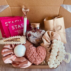 Self Care Gift Box for Mom, Spa Set, Pampering Relaxation Bath Treats 15 item Spa set