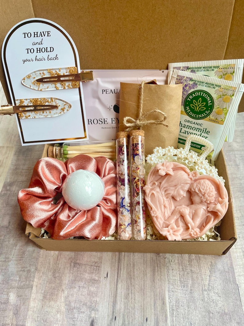 Self Care Gift Box for Mom, Spa Set, Pampering Relaxation Bath Treats Mothers Spa Box