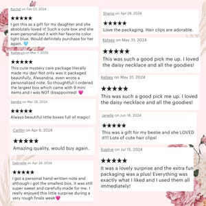 Op de afbeelding: Een collage van klantbeoordelingen met vijfsterrenbeoordelingen. De beoordelingen vermelden cadeauverpakkingen, gepersonaliseerde notities en schattige items. De beoordelingen zijn van verschillende data in 2024, met opmerkingen over kwaliteit en verpakking.