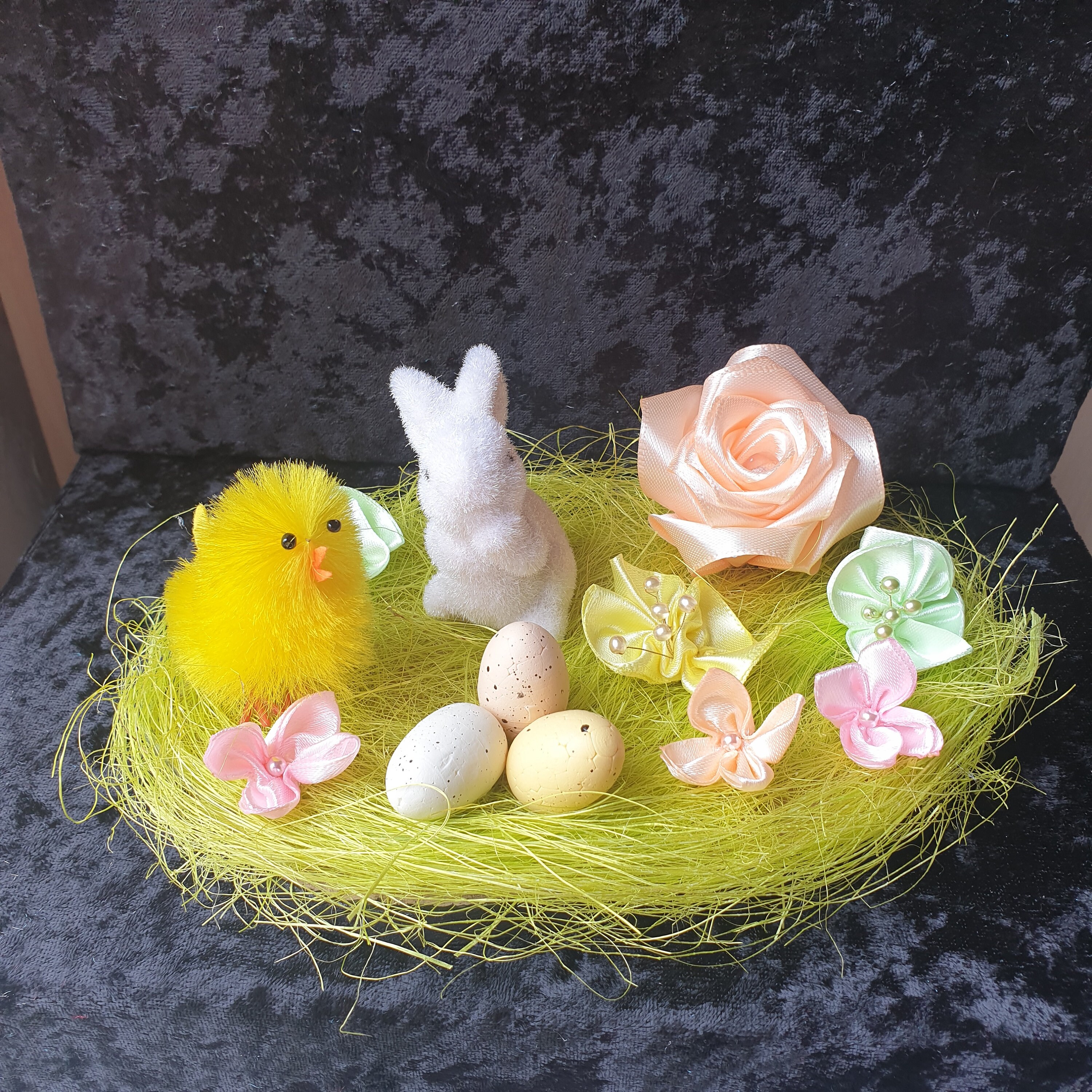 Centre de Table Pâques/Décoration avec Lapin, Poussin, Oeufs et Fleurs en Satin Fait Main