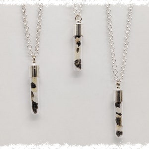 STARDUST DOUBLE TEKTITE Moldaviet hangende flacon | Edelsteenketting, Moldavietsieraden, Ruwe kristallen hanger, Kristallen sieraden, Libisch glas