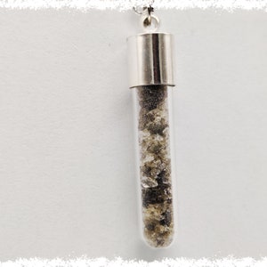 STARDUST TRIPLE TEKTITE Moldaviet hangende flacon | Edelsteenketting, Moldavietsieraden, Ruwe kristallen hanger, Kristallen sieraden, Libisch glas