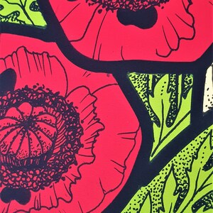 Puede incluir: Primer plano de una flor de amapola negra y roja con hojas verdes. La flor tiene un contorno negro detallado y un centro rojo.