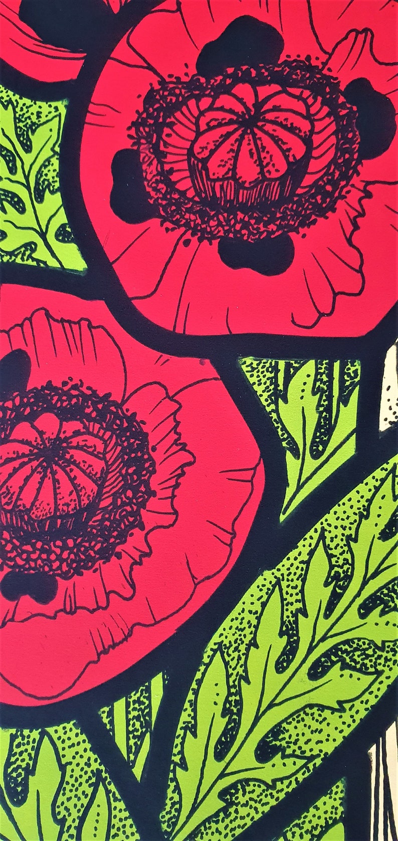 Puede incluir: Primer plano de una flor de amapola negra y roja con hojas verdes. La flor tiene un contorno negro detallado y un centro rojo.