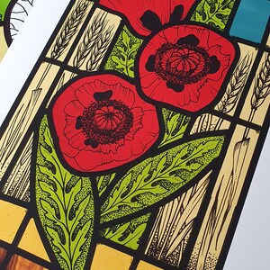 Puede incluir: Una impresi&oacute;n de estilo vitral de amapolas rojas con hojas verdes y tallos de trigo sobre un fondo amarillo y azul.