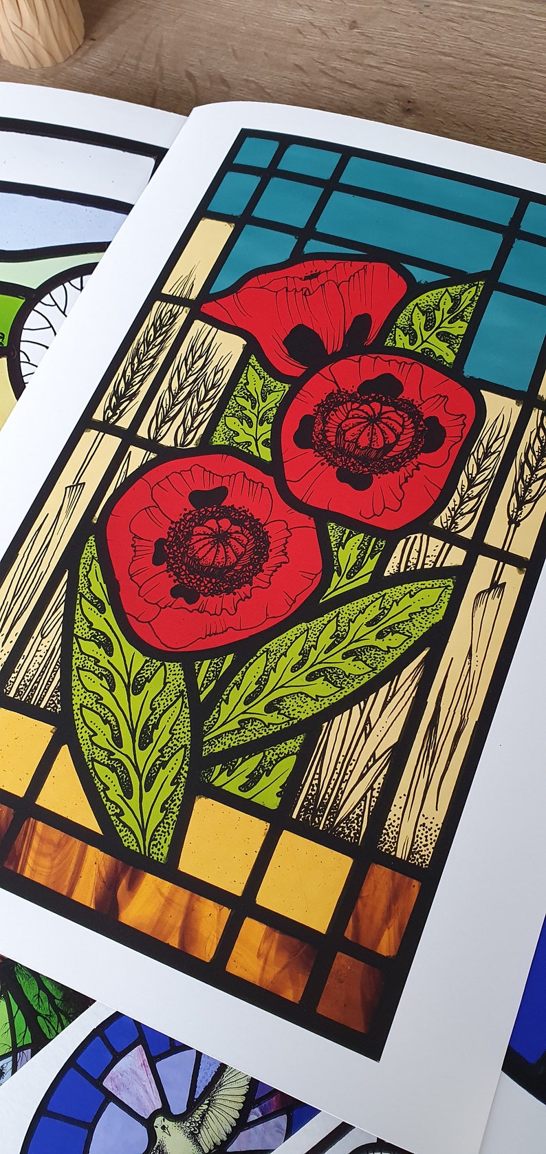 Puede incluir: Una impresi&oacute;n de estilo vitral de amapolas rojas con hojas verdes y tallos de trigo sobre un fondo amarillo y azul.