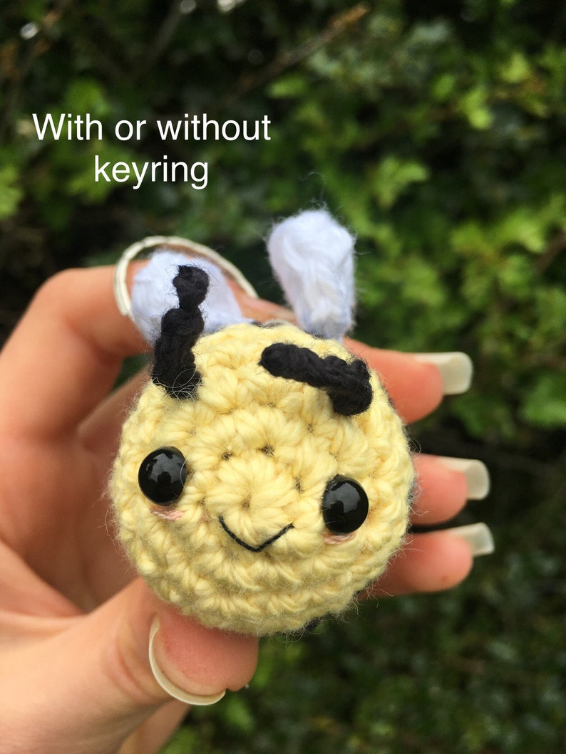 Bumble bee keyring/ bee keychain/ crochet keyring/ crochet keychain/ crochet bumble bee image 1