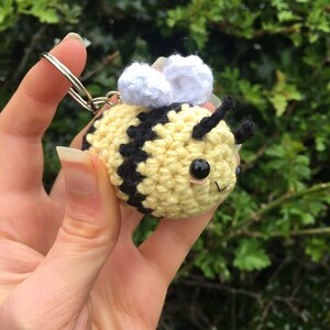 Bumble bee keyring/ bee keychain/ crochet keyring/ crochet keychain/ crochet bumble bee image 4