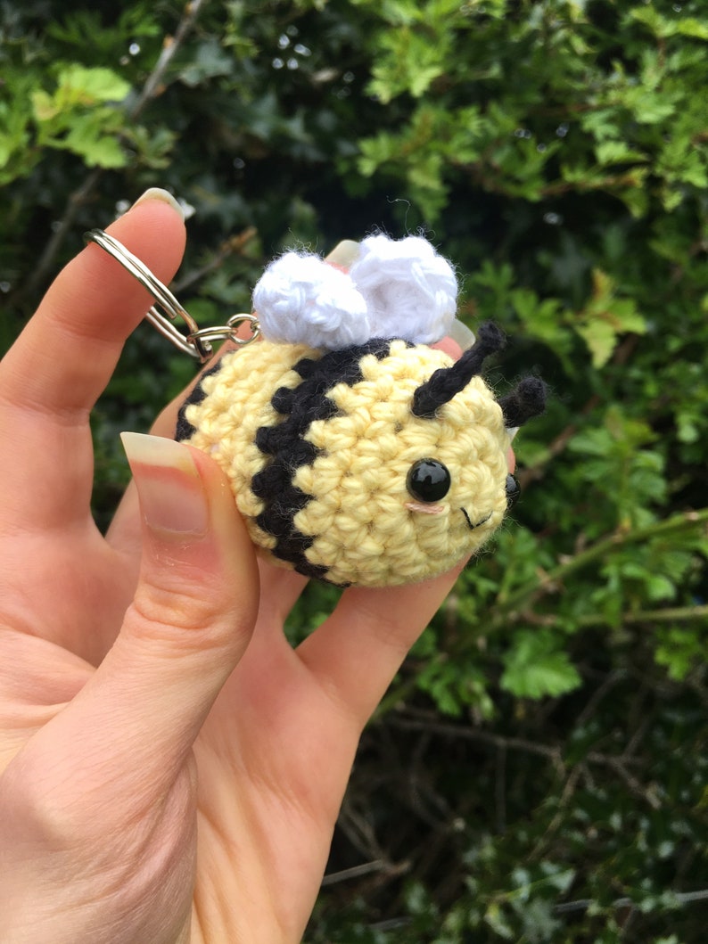 Bumble bee keyring/ bee keychain/ crochet keyring/ crochet keychain/ crochet bumble bee image 4