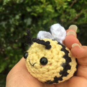 Bumble bee keyring/ bee keychain/ crochet keyring/ crochet keychain/ crochet bumble bee image 2