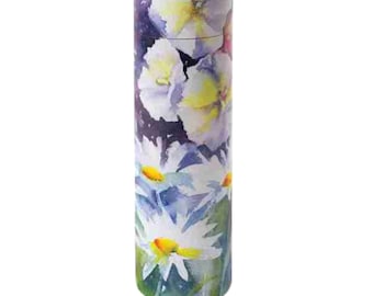 Puede incluir: Un recipiente cilíndrico de cartón con un diseño floral. El recipiente presenta una pintura de acuarela de margaritas blancas y flores moradas sobre un fondo azul.