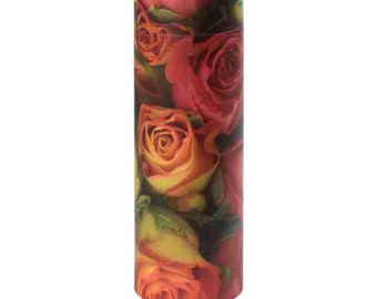 Puede incluir: Una urna de cremación cilíndrica con un diseño floral con rosas rojas, naranjas y amarillas. La urna está hecha de cartón y tiene un acabado brillante.