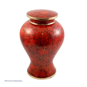 Op de afbeelding: Rode en gouden cloisonné crematie urn met een bloemenmotief. De urn heeft een deksel en een ronde basis.
