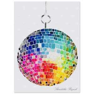 Puede incluir: Ilustración de una bola de discoteca colorida. La bola está compuesta por numerosos azulejos cuadrados pequeños en un espectro de colores vibrantes, que van del rojo y naranja en la parte inferior a los azules y verdes en la parte superior. Una cadena y un anillo plateados en la parte superior. Firma del artista en la parte inferior.
