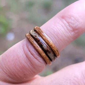 Anelli in legno fatti a mano - "Trish's Stack" - Fasce in koa che fiancheggiano il centro in quercia e corteccia, anelli impilabili