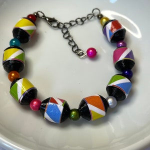 Braccialetti di perline di carta fatti a mano.