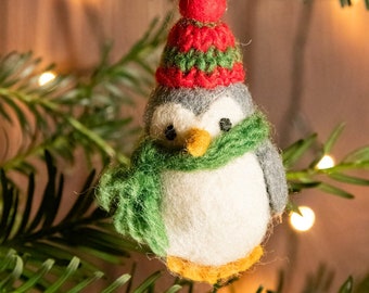 Adorno navideño de pingüino de lana fieltrado a mano: decoración de comercio justo