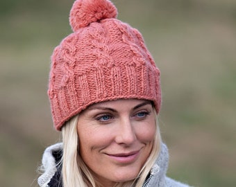 Damen gestrickte Bommelmütze: Zopfmuster Design - Arran Wolle Beanie - Wintermütze