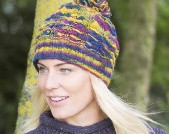 Gestrickte Woll Bommel Mütze: Shell Bommel Design - Fair Trade Regenbogen Pom Pom Beanie Mütze