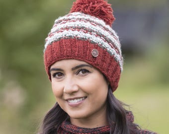 Handgestrickte Bommelmütze: Fair Trade Brombeermuster, mit Fleece gefüttert