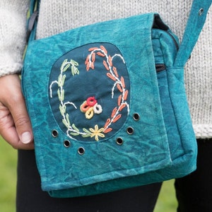 Sac à bandoulière brodé - Sac à bandoulière en coton avec fermeture éclair et pli avec bandoulière réglable - Sac de voyage - Sac de festival - Cadeau du commerce équitable