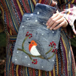 Robin wolvilt hoes voor warmwaterkruik: handgemaakt fairtradecadeau