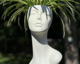 Upcycled Mannequin Head Planter with Spider Plant – Pearl White Salon Decor