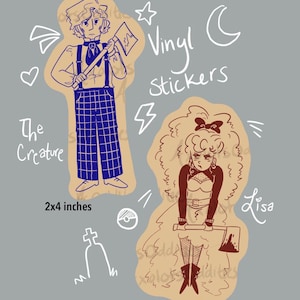 Puede incluir: Dos pegatinas de vinilo con personajes de dibujos animados. La primera pegatina es azul y presenta un personaje con una camisa y pantalones a cuadros sosteniendo un hacha. El texto "The Creature" está debajo del personaje. La pegatina mide 2x4 pulgadas. La segunda pegatina es marrón y presenta un personaje con una gran afro y un vestido sosteniendo un hacha. El texto "Lisa" está debajo del personaje. La pegatina mide 2,2x4 pulgadas. El texto "Vinyl Stickers" está en la parte superior de la imagen.
