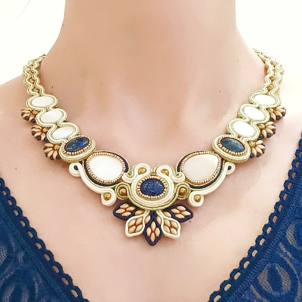 Collana ricamata a soutache con pietre dure semipreziose, collana con lapislazzuli e madreperla, per regalo donna e occasioni speciali