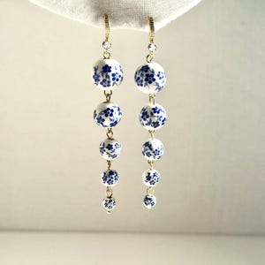 Long rosary earrings. White and blue porcelain, Portugal, Amsterdam, China. Floral design...