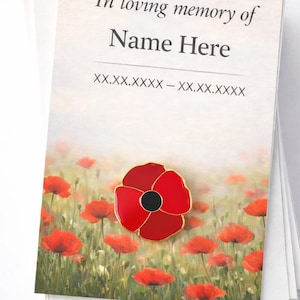 Puede incluir: Una pila de tarjetas conmemorativas con una insignia de amapola roja. Las tarjetas presentan el texto "In loving memory of Name Here" y fechas. La parte inferior de la imagen dice "Customisable Memorial Cards WITH POPPY PIN BADGES."